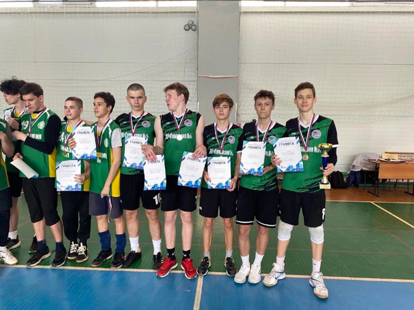 Итоги соревнования по волейболу среди юношеских команд общеобразовательных учреждений города Саратова.